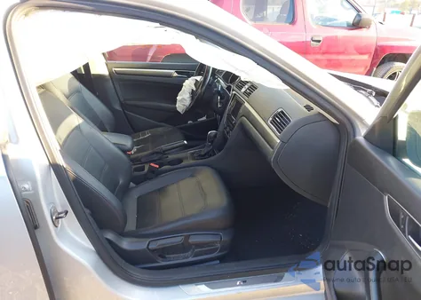 2017 Volkswagen Passat 1.8T R-Line z USA, uszkodzony, nr VIN 1VWDT7A32HC024950